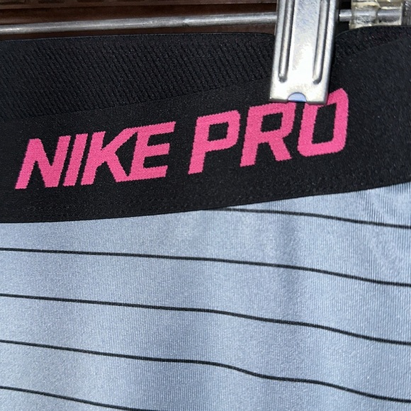 New Nike women’s training tights in steal gray with tiny black stripes. Dri fit - Picture 3 of 5